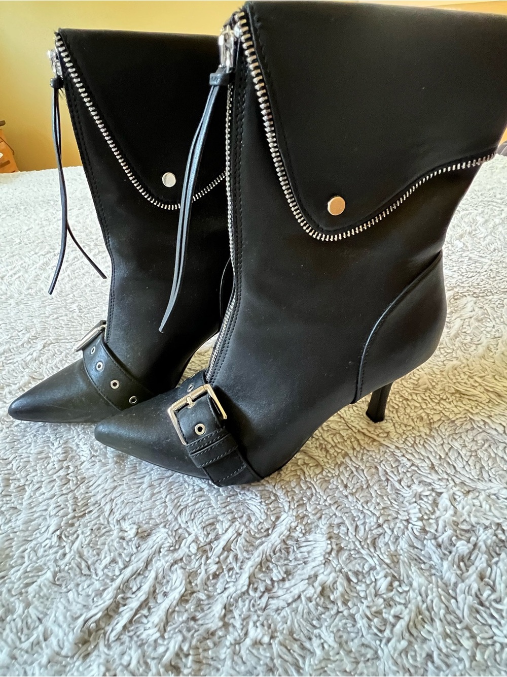 Women's Black Pointed-Toe Mid-Heel Ankle Boots
